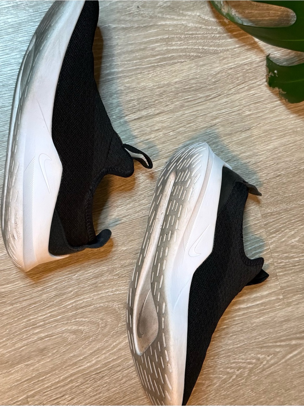 Nike Viale Slip On Sneakers Black White Women’s Size 8 - Picture 6 of 6